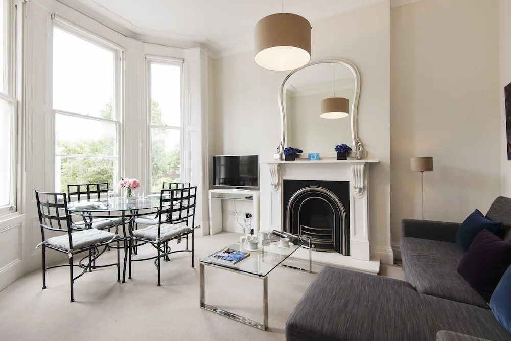 The Bright Airlie Gardens Apartment - DMG