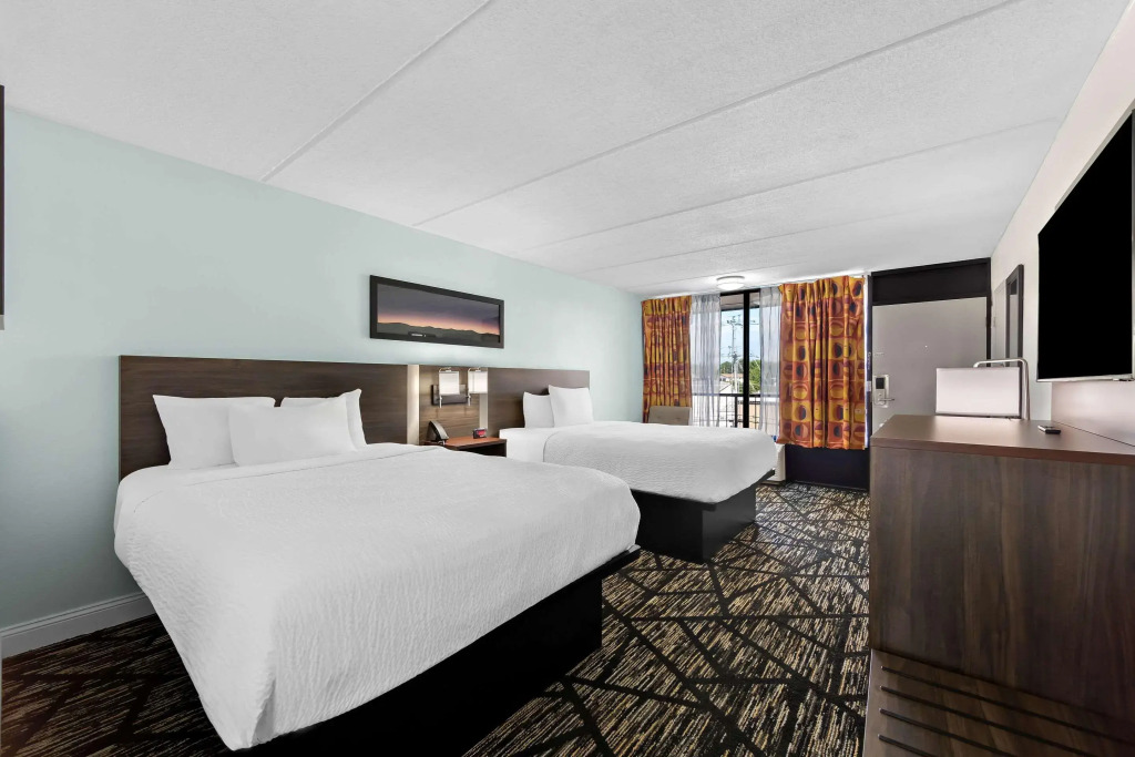 Clarion Inn & Suites near the Leconte Center Pigeon Forge