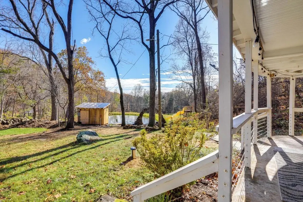 Stoney Creek Cottage: Waterfront Hot Tub, Fire Pit