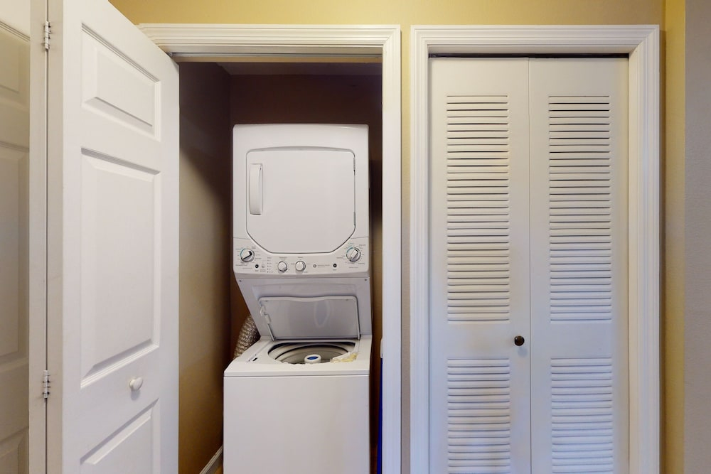 Inviting 4th-floor Condo With Elevator, Screened Balcony, Washer/dryer & AC