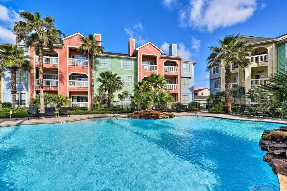 Steps to Beach & Seawall! Galveston Condo w/ Pool