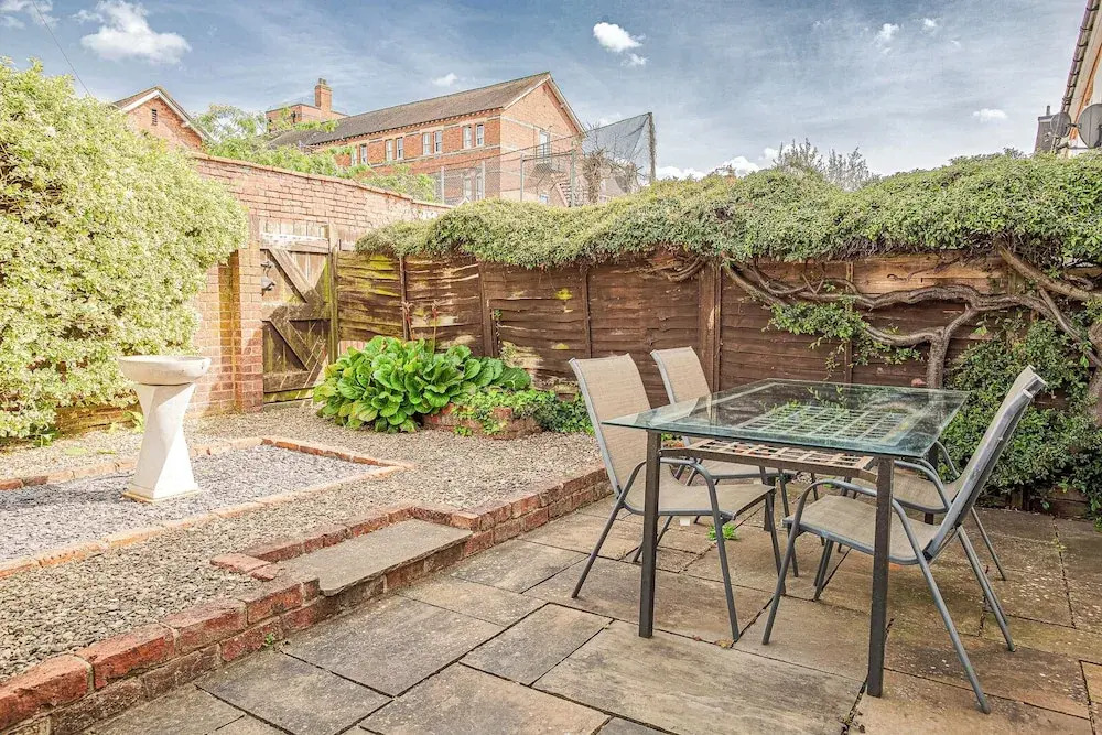 Central 2BD with Garden and Free Parking