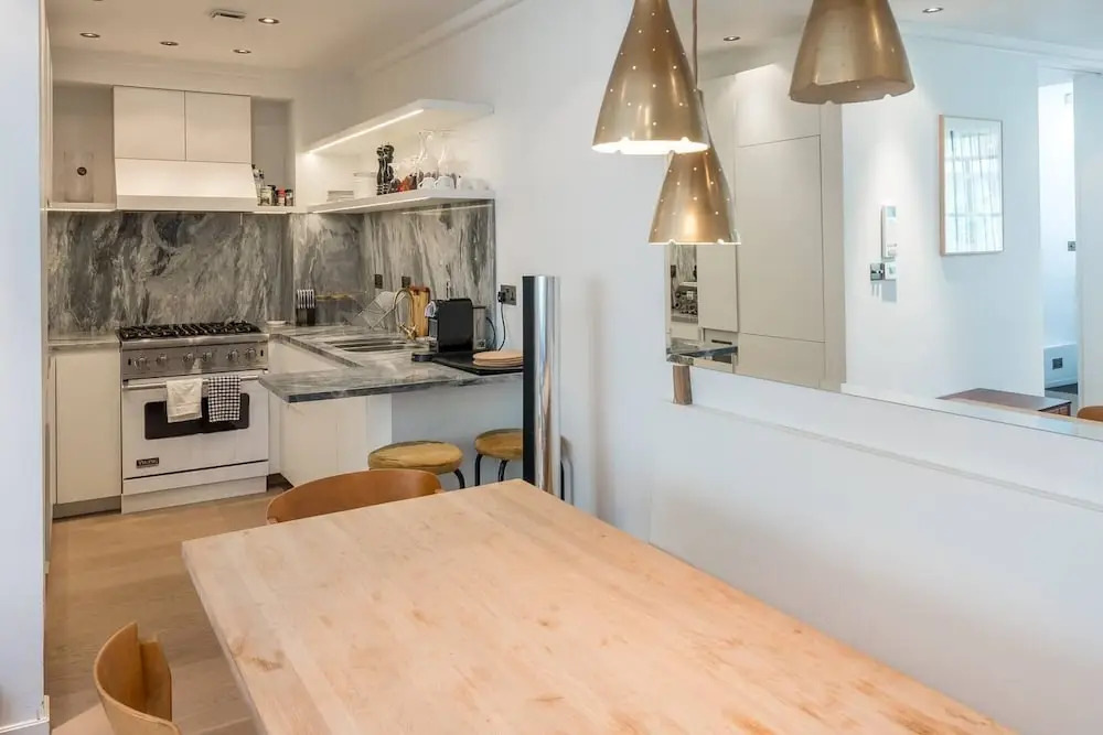 Airy and Bright 4 bed house near Hyde Park