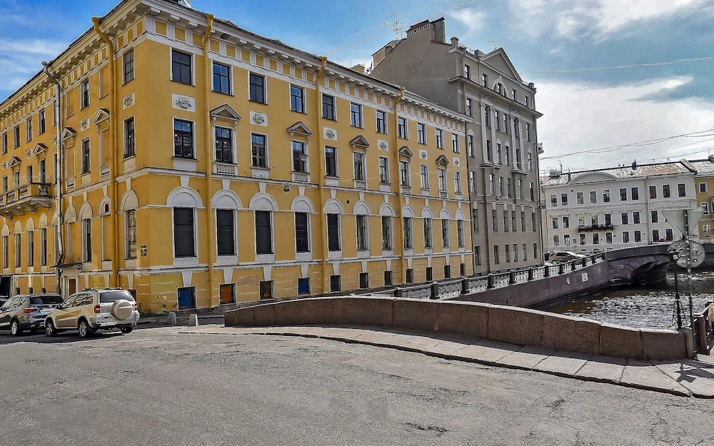Home4day Spacious Apartment by the Hermitage