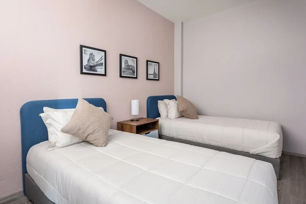 Luxury in the Heart of Roma - Elevator - Sleeps 7