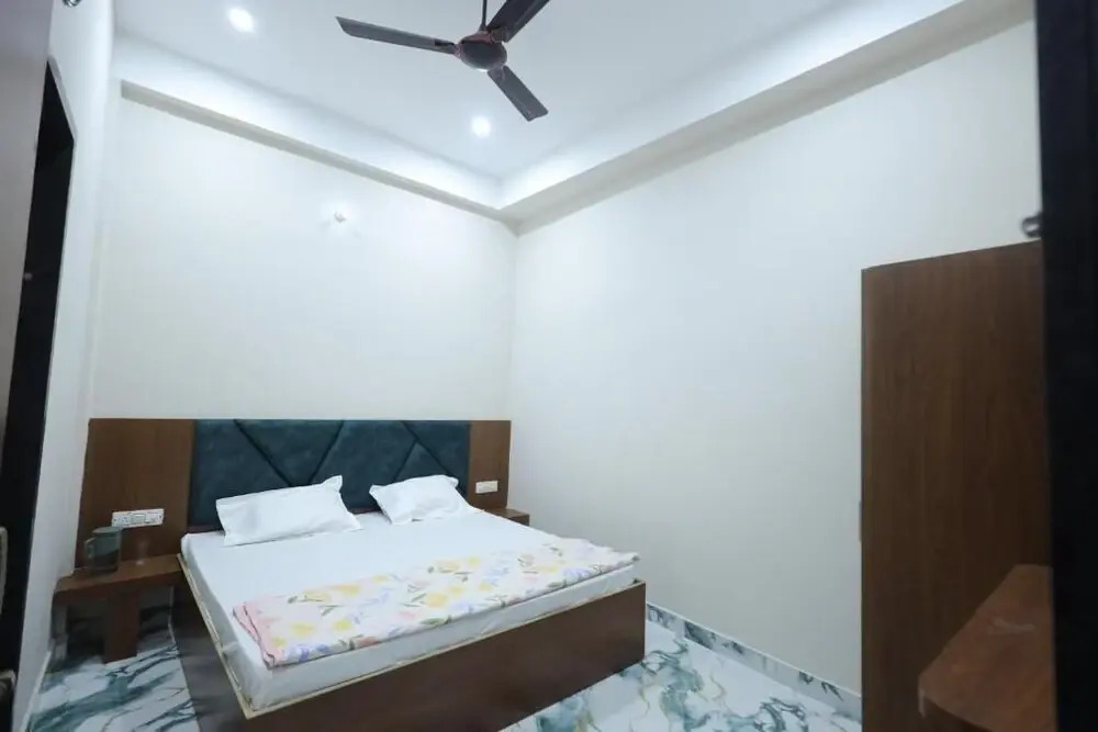Hotel Shri Balaji Dham, Family Room Near Mathura Railway Station
