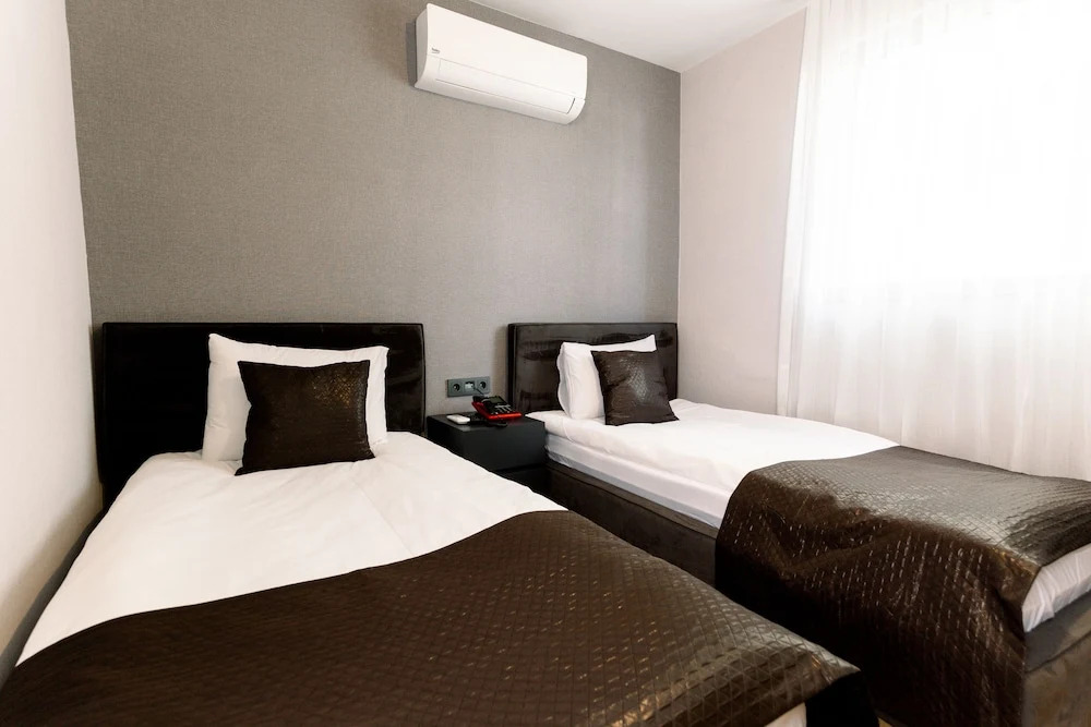 Tri̇o Hotel Airport