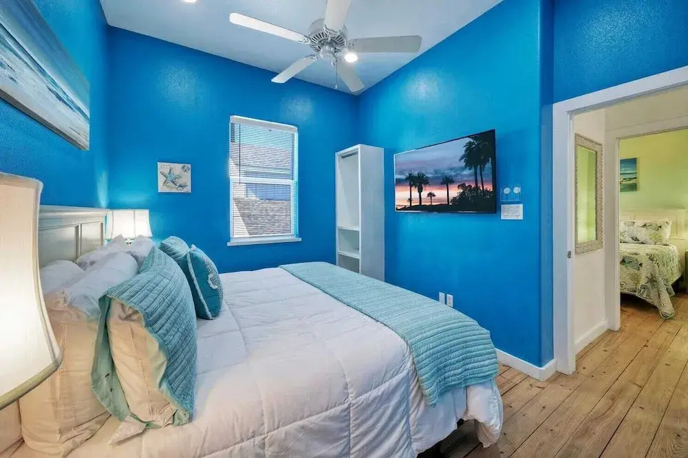 2 Homes in Gulf Village by Avantstay Sleeps 24, 2blocks to the Beach, Pool, Game Room, Patio w/ Outdoor Bar