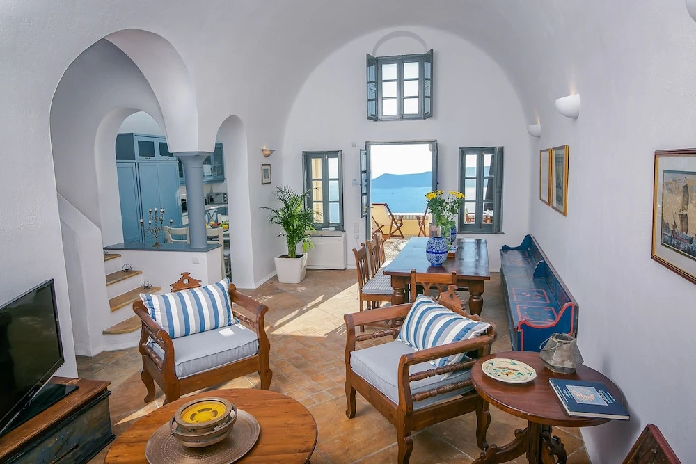 Santorini Roses Suites