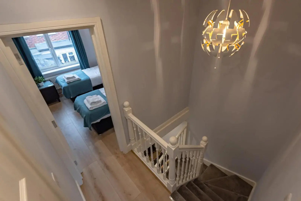 Stylish & Modern 3 Bedroom Reading House with Free WiFi, Netflix, Amazon, Disney, Apple TV By JDF Property