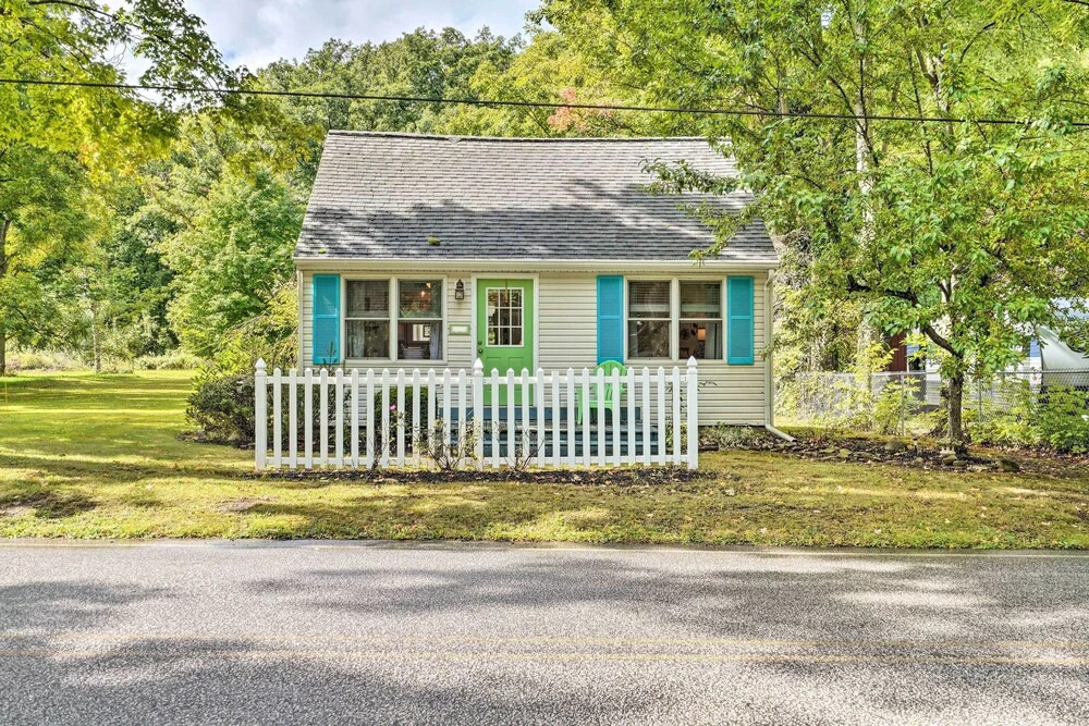 Darling Cottage ~ 1 Mi to Lake Erie Beach!
