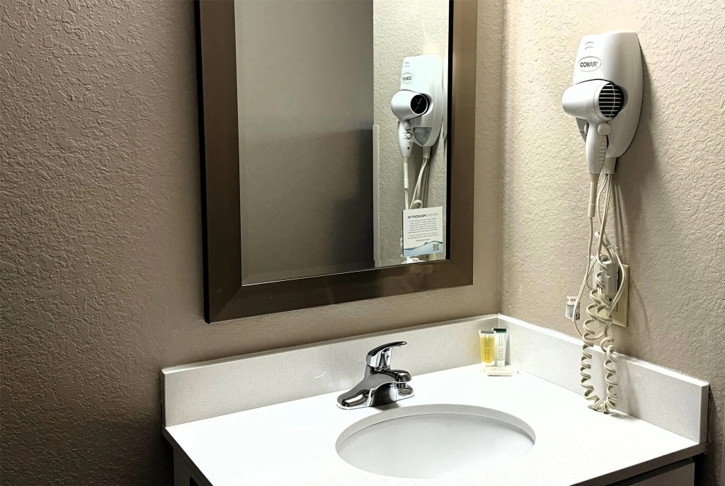 Super 8 by Wyndham Gas City Marion Area