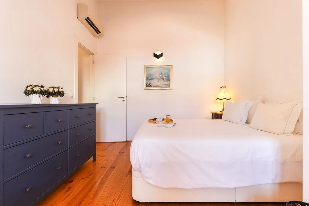 JOIVY Bold & classy 2BR home w/balcony in Baixa, moments from shopping streets