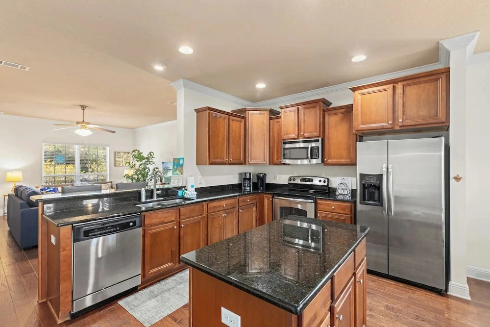 The Winking Turtle Your Shell-tered Beach Escape! Sleeps 10