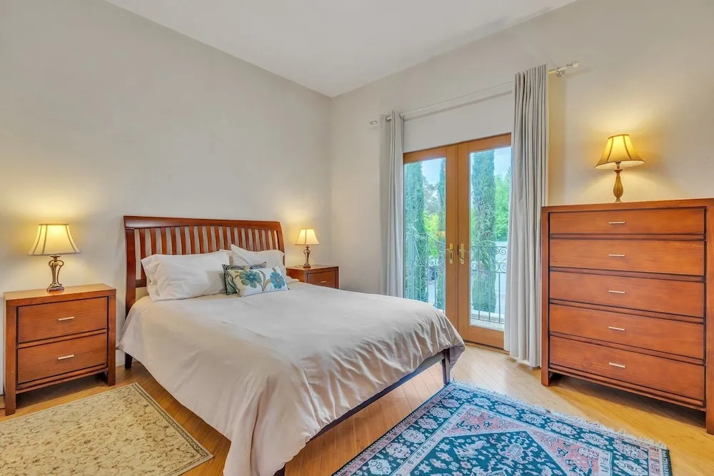 Cypress House & Studio, Walk To Healdsburg Plaza 3 Bedroom Home by RedAwning