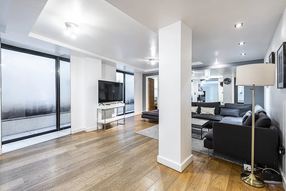 Martin Lane Apartment by Flexystays