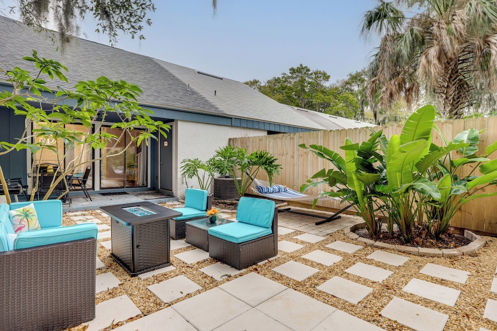 Chic Townhouse w/ Hot Tub, 4 Mi to Atlantic Beach!