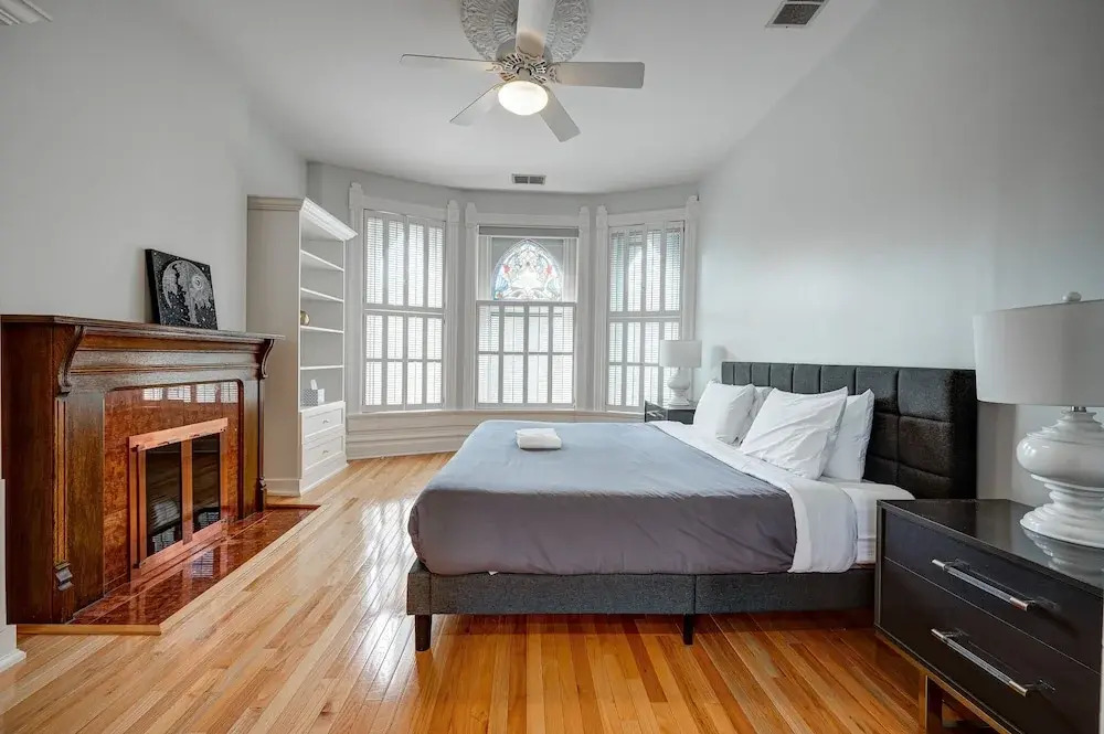 Huge Lincoln Park 6 Bed Duplex with Free Parking by AllSet Turnover