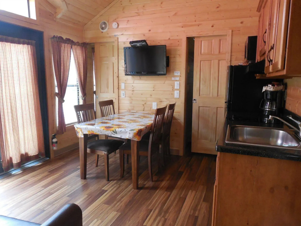 Snake River Cabin Village