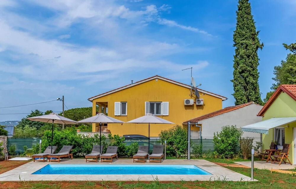 Three-Bedroom Holiday Home In Premantura