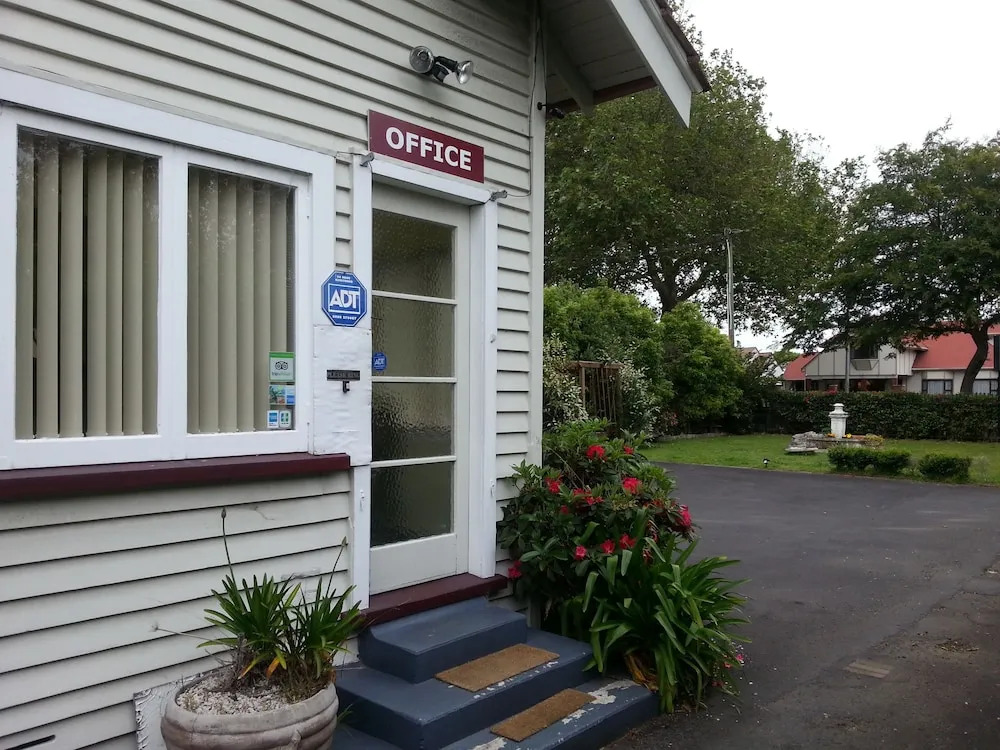 Manhattan Lodge Motel