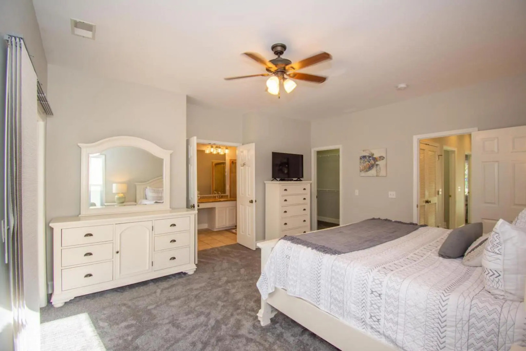 Lovely 2-story, 3-Bd Home, Steps to Marina store and Bonito Boathouse