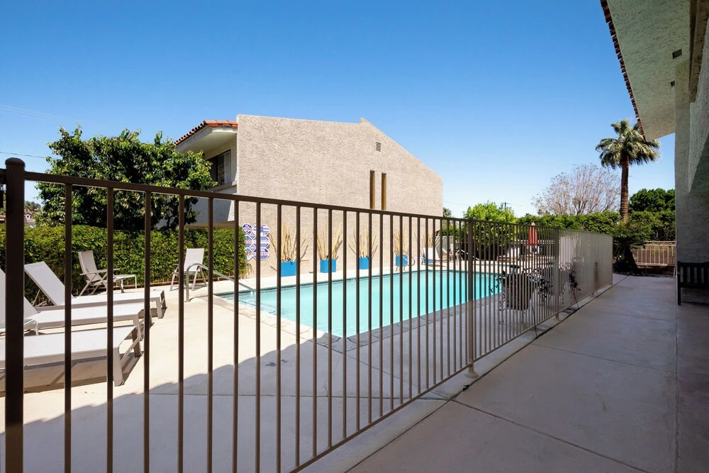 Sunkist at 411 - Community Pool