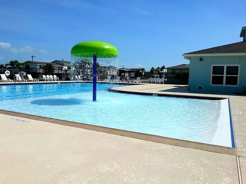 2nd Row-beachside, Sleeps 12, 4 Bedrooms, Gulf Views, Wifi, 3 Tvs, Dogs Allowed