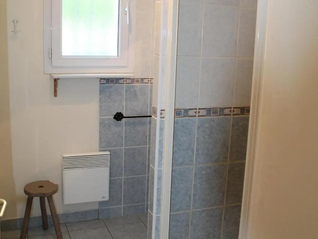 Maison de plain-pied avec jardin clôturé, proche Thermes St Roch - 3 chambres, WiFi, cuisine équipée - FR-1-541-46