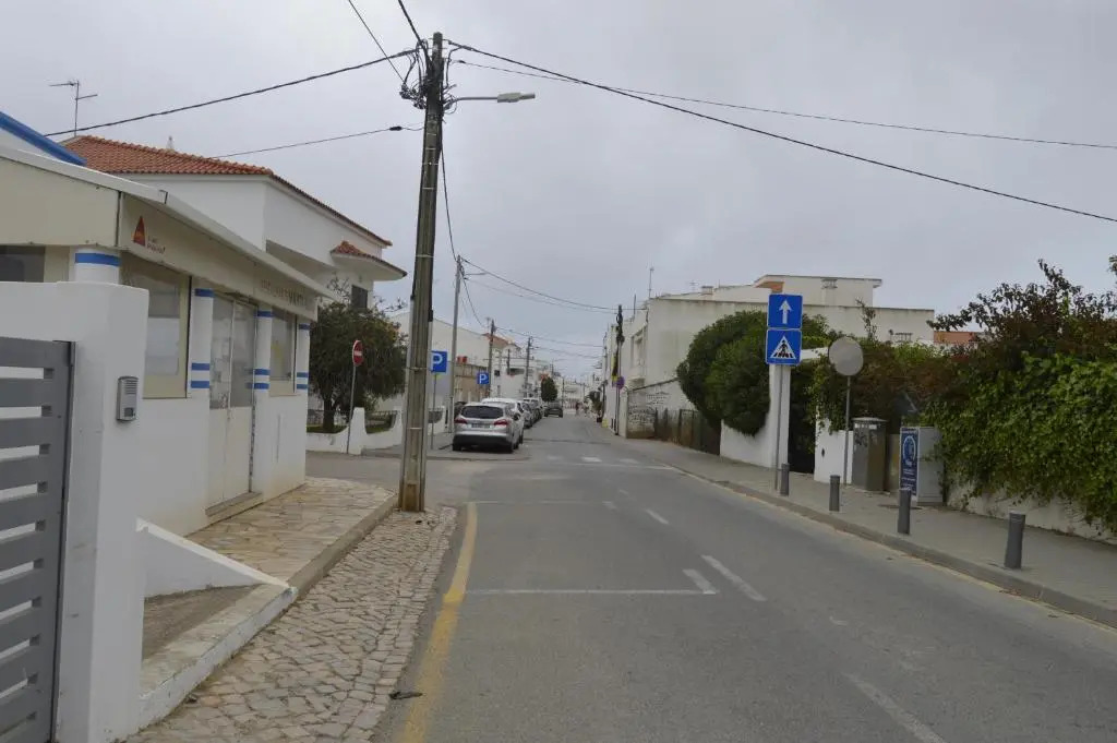 MORADIA NOVA E COMPLETA A 350 MTRS. PRAIA