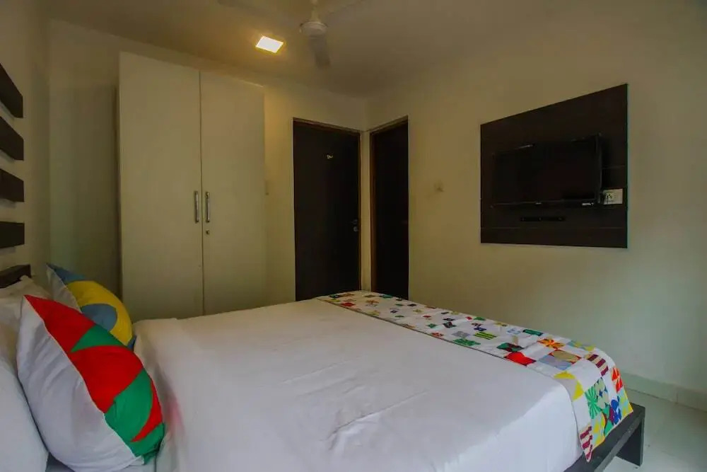 OYO Home 17402 Pool View Villa 4BHK