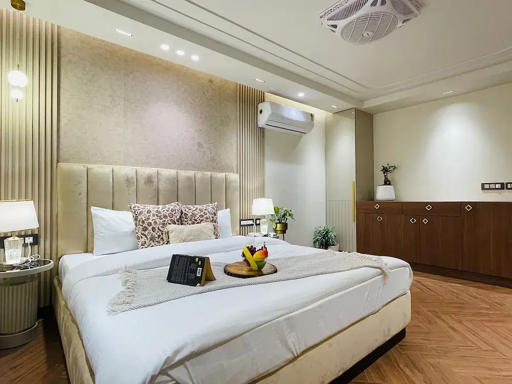 Roomshala 134 Premium Rooms Saket