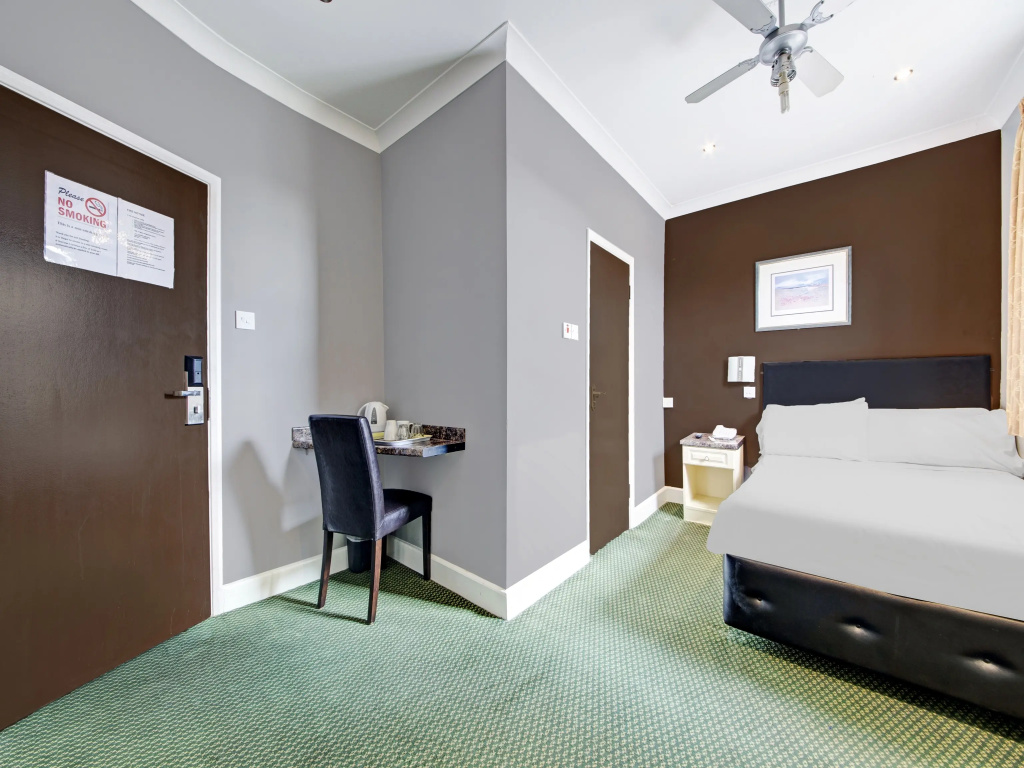 OYO Bostons Manor Hotel, Hanwell London