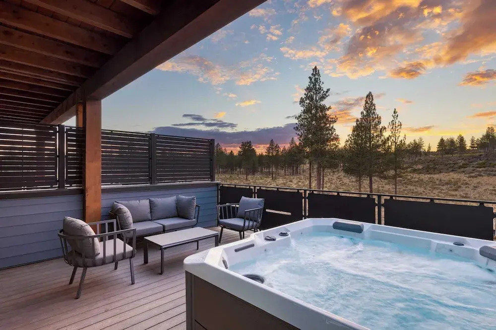 2 Units Deck, Hot Tub, Minutes to Old Bend 1212 Skyline Ranch by Avantstay
