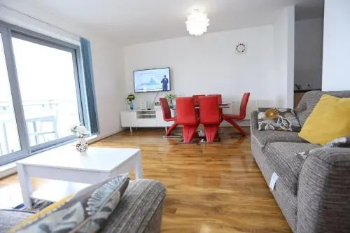 Lovely 2 bed 2 toilet Hill House river view apartment