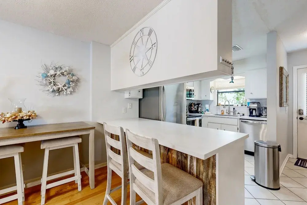 Inviting Condo With an Outdoor Pool, Washer/dryer, & AC - Near the Beach