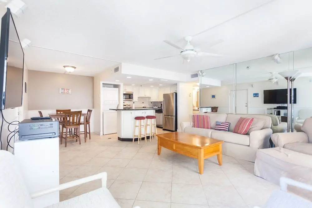 Beachcomber 301 2 Br condo by RedAwning
