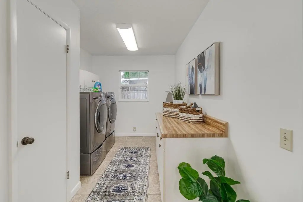 Modern style 3Bedroom home with hot tub less than 5 Mins from Legoland