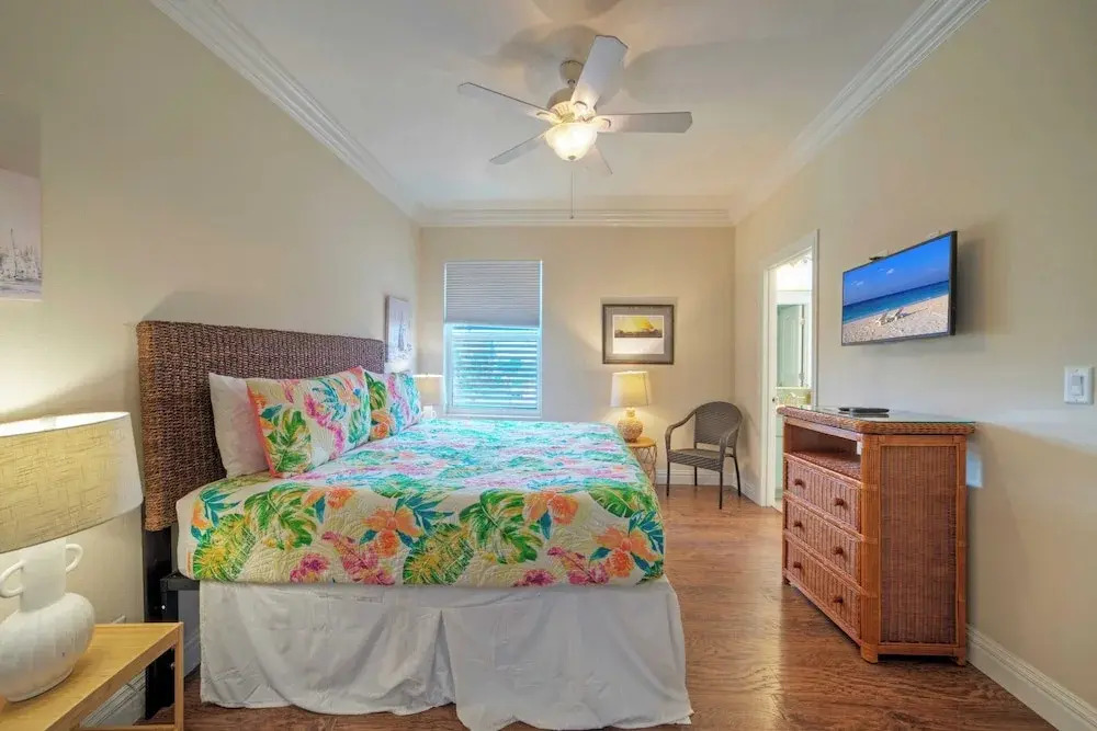 2 Homes in Las Palmeras by Avantstay Sleeps 18, Resort Pool + Private Patio Walk to Town, Golf Cart Zone