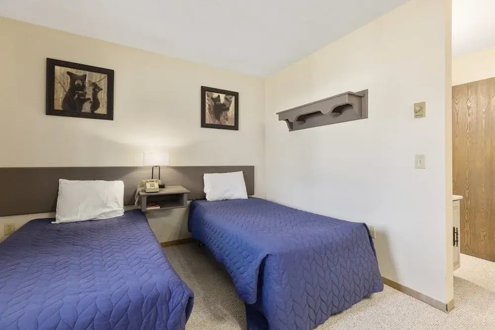 Pelican Lakes Motel