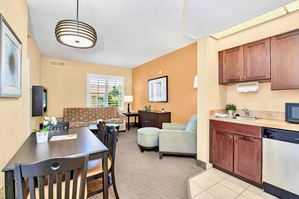 Cozy 1BR Apt With 2 Queens - Pool Hot Tub
