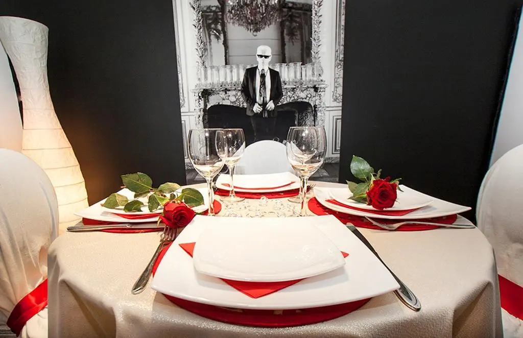 Apartment Black Red White