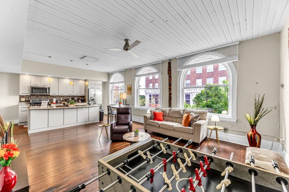 The Elm St Suite - Downtown Condo