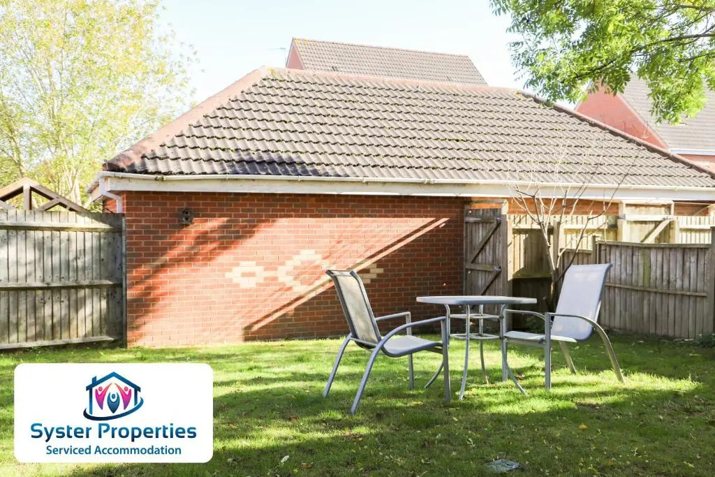 Syster Properties- Leicester Large 3 double bedroom Home