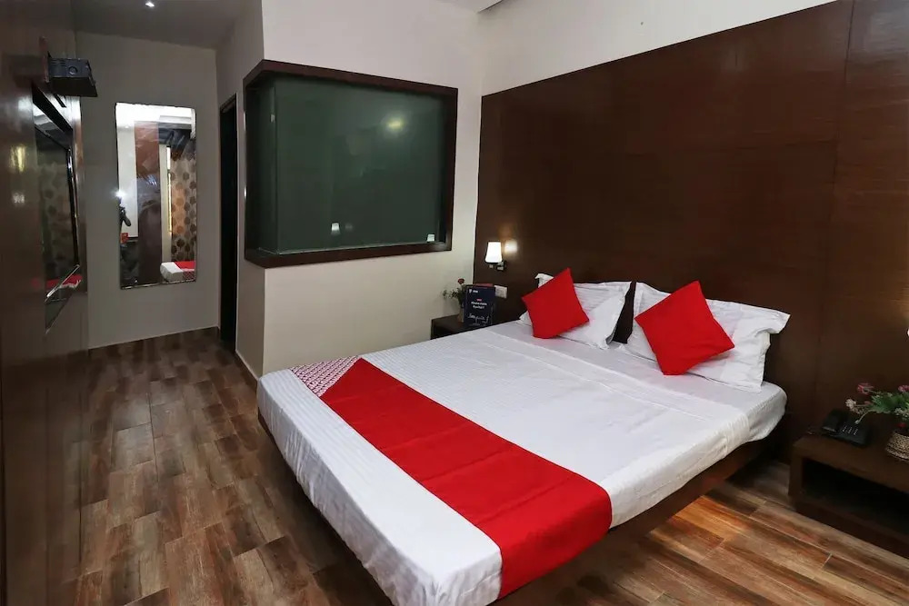 OYO 18753 Hotel Glance Inn