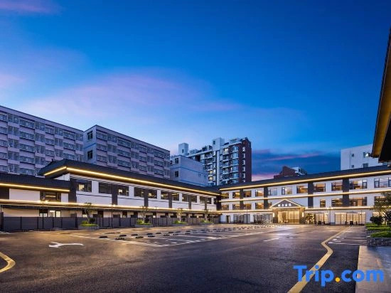 Longyi International Hotel（Xintangwei Subway Station）