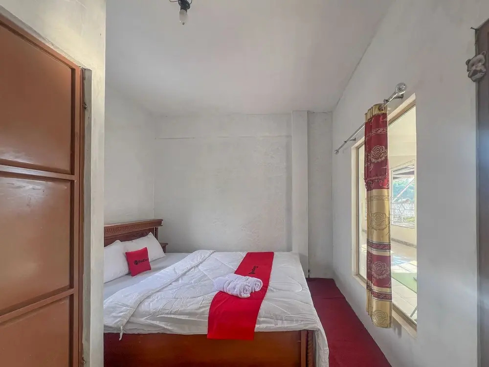 RedDoorz Syariah at Jalan Dieng 4