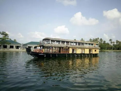 Green Heaven House Boat 1