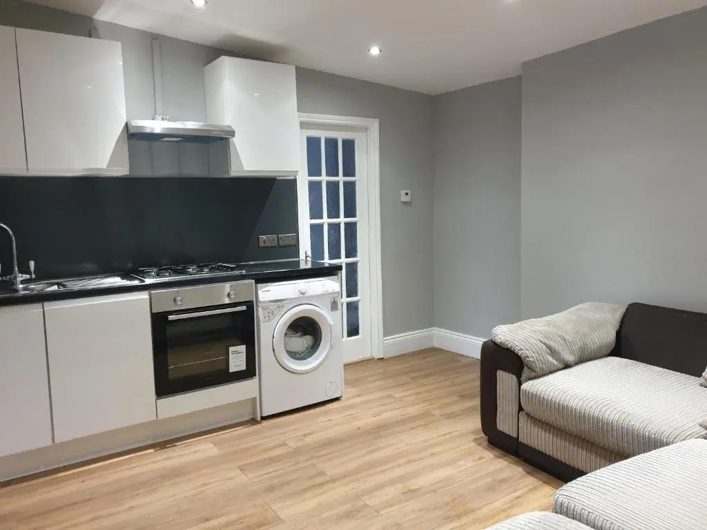 Lovely 1 Bedroom Flat High Barnet 3 Mins Away (Adults Only)