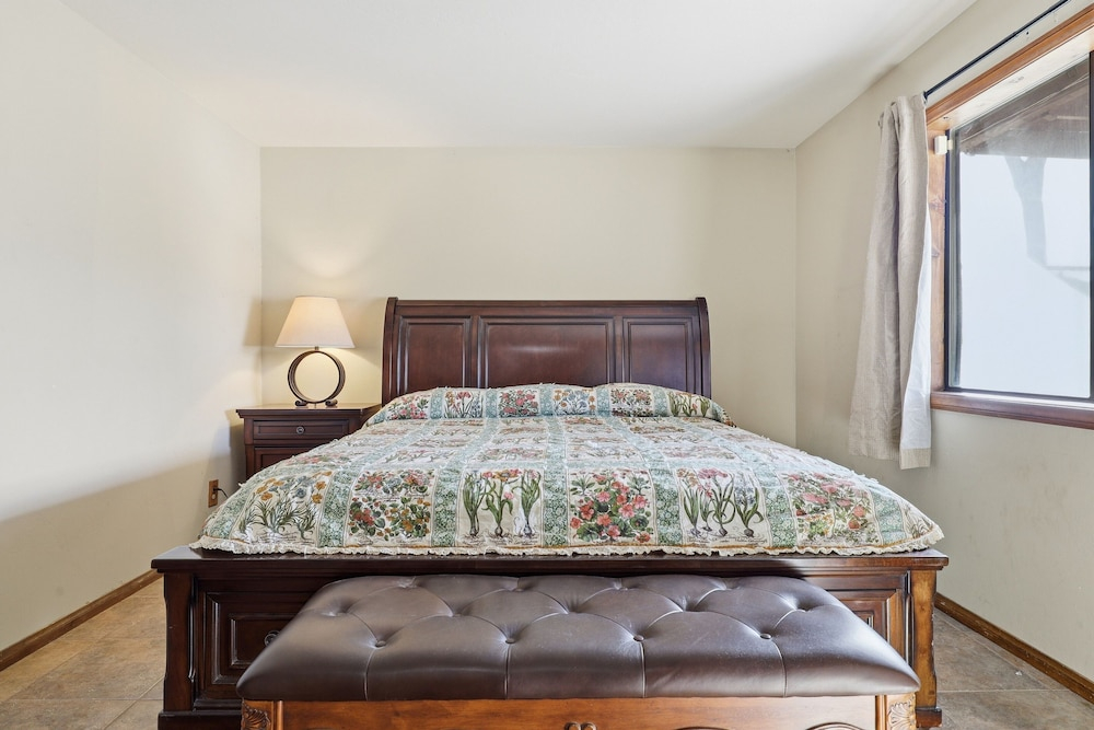 Desert Paradise: Walk to Pappy's - EV and Sleeps 8